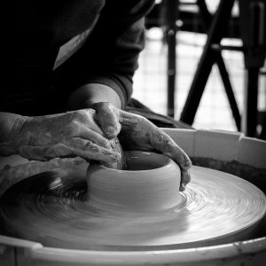 Mains de Céramiste - Photographie d'Art Noir et Blanc 20x30cm