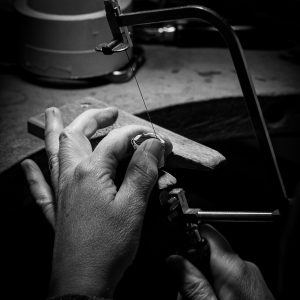 Mains de Joaillier - Photographie d'Art Noir et Blanc 20x30cm