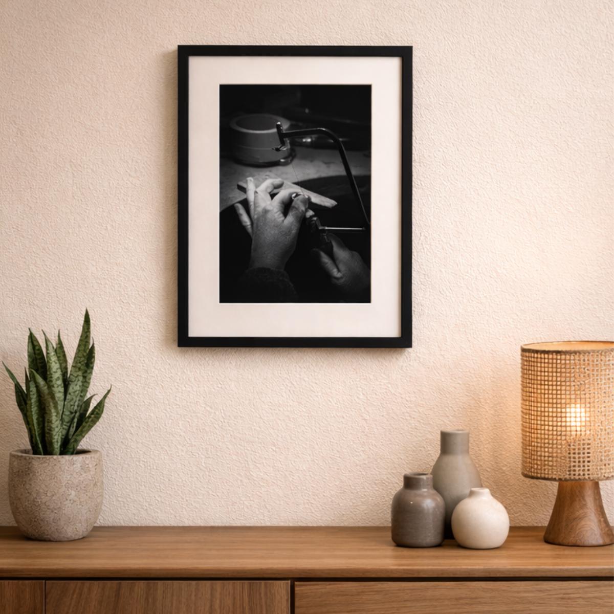 Mains de Joaillier - Photographie d'Art Noir et Blanc 20x30cm – Image 4